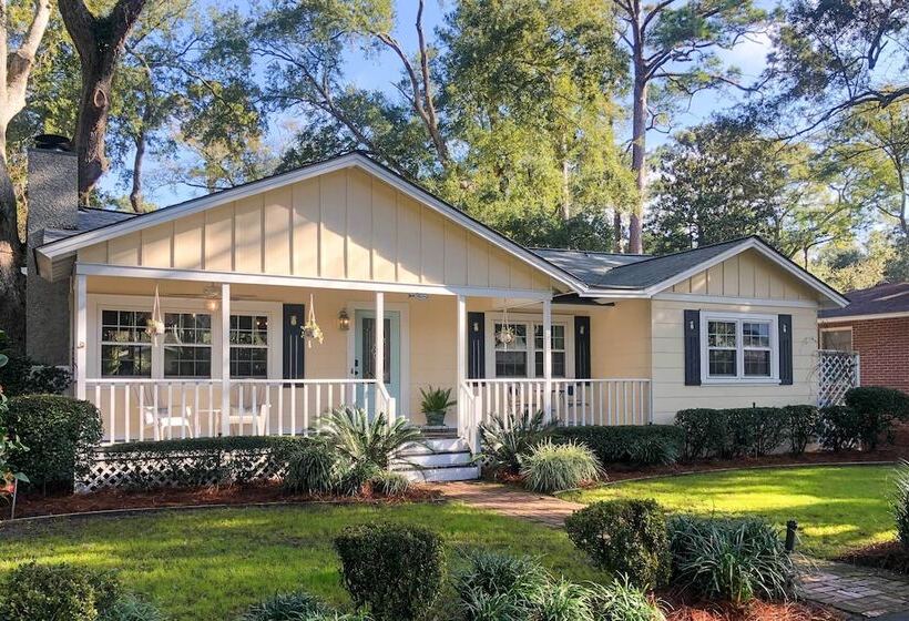 Charming Simons Cottage W/ Porch: Half Mi To Beach