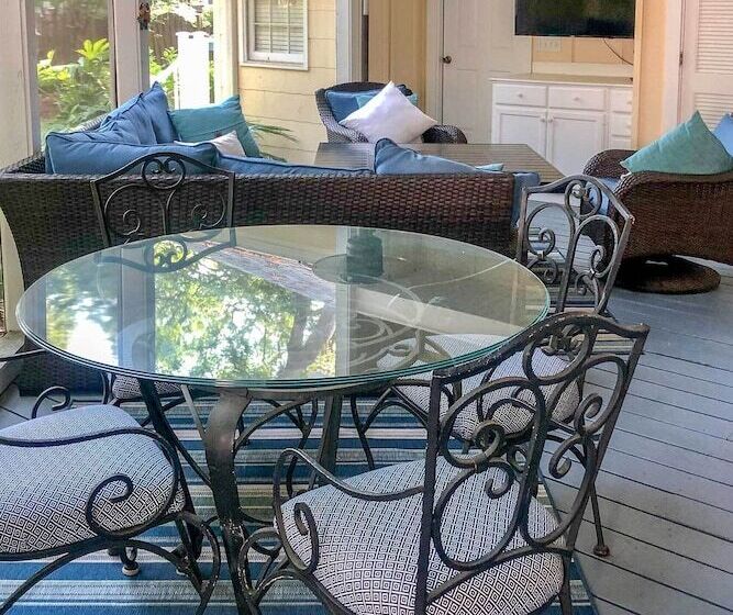 Charming Simons Cottage W/ Porch: Half Mi To Beach