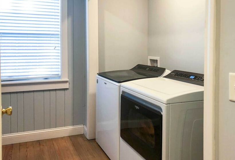 Charming Simons Cottage W/ Porch: Half Mi To Beach