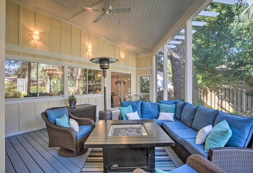 Charming Simons Cottage W/ Porch: Half Mi To Beach