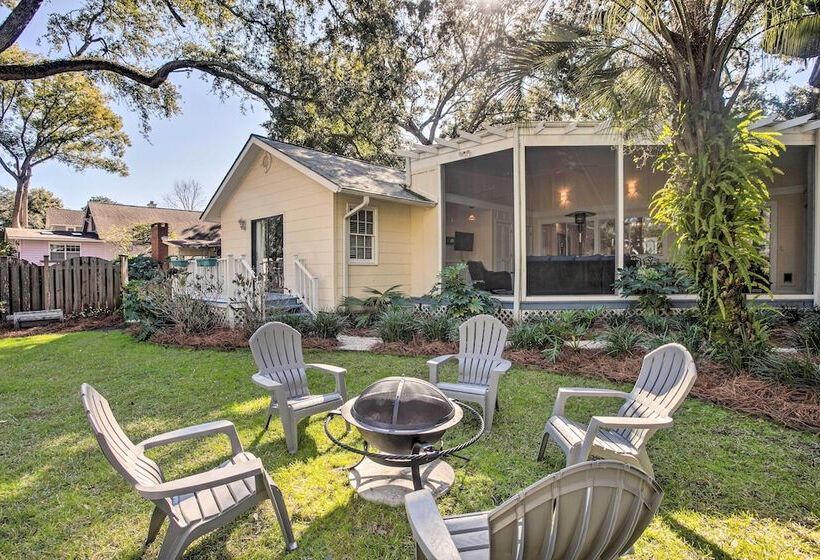 Charming Simons Cottage W/ Porch: Half Mi To Beach