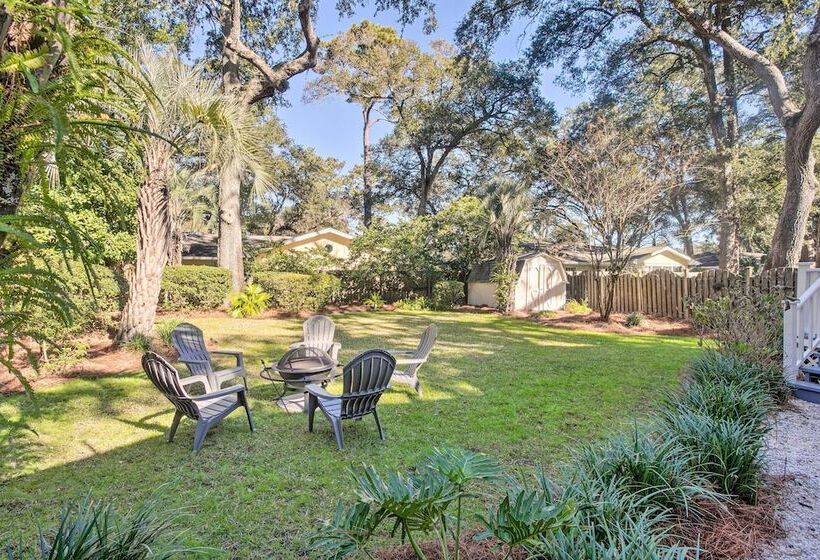 Charming Simons Cottage W/ Porch: Half Mi To Beach