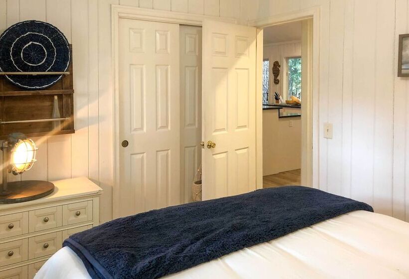 Charming Simons Cottage W/ Porch: Half Mi To Beach