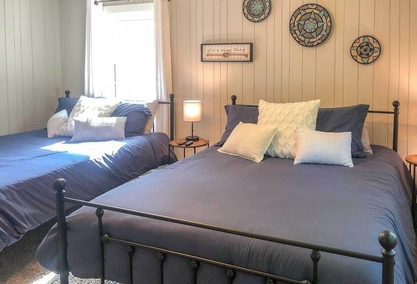 Charming Simons Cottage W/ Porch: Half Mi To Beach