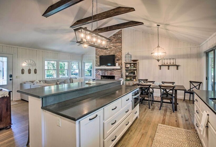 Charming Simons Cottage W/ Porch: Half Mi To Beach