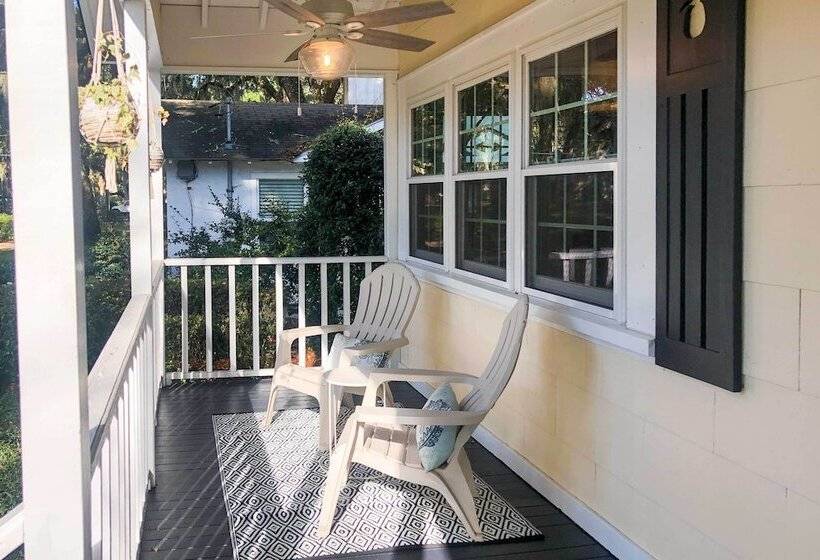 Charming Simons Cottage W/ Porch: Half Mi To Beach