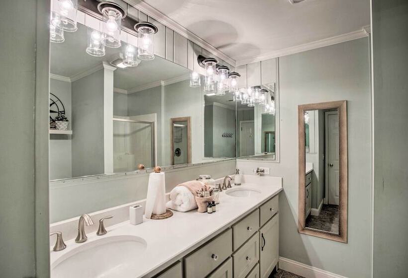 Charming Simons Cottage W/ Porch: Half Mi To Beach