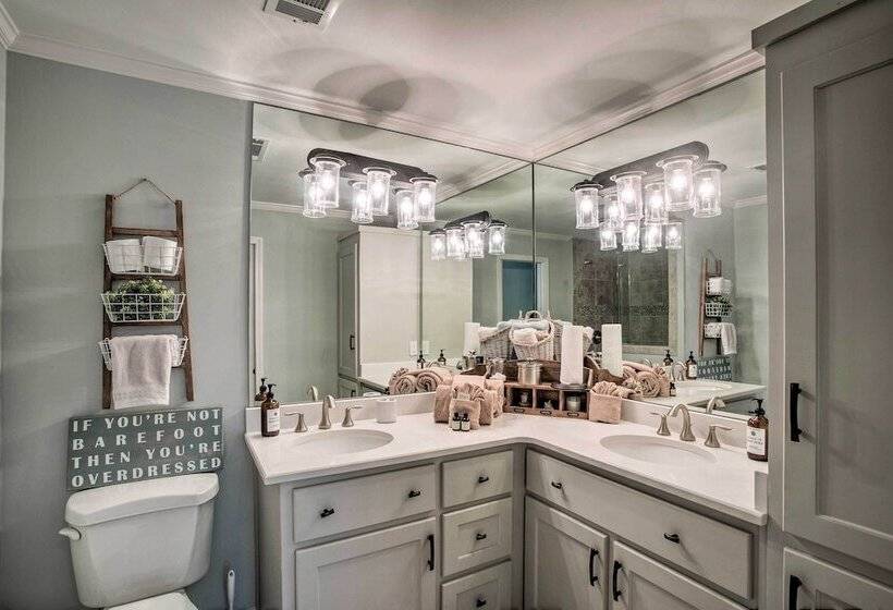 Charming Simons Cottage W/ Porch: Half Mi To Beach