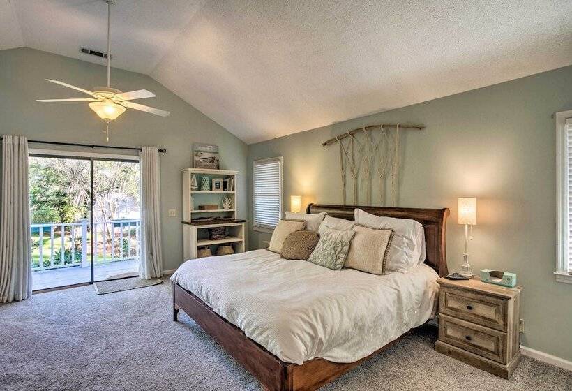 Charming Simons Cottage W/ Porch: Half Mi To Beach