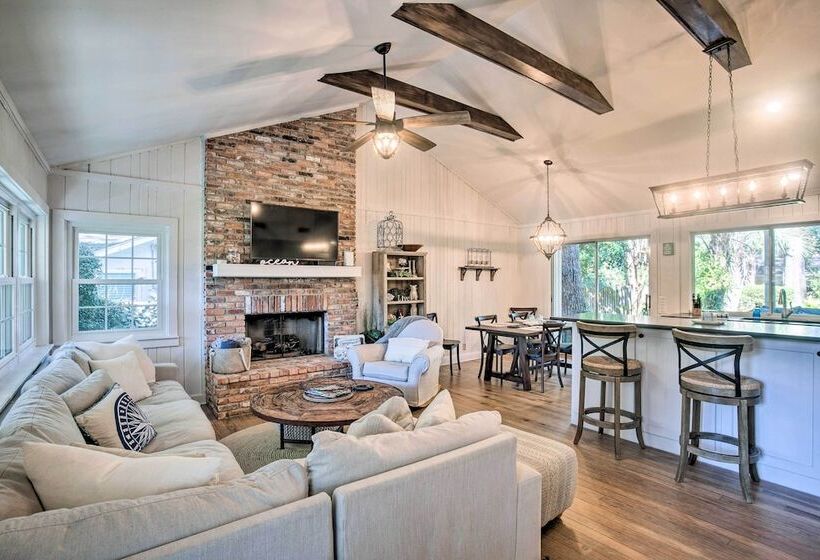 Charming Simons Cottage W/ Porch: Half Mi To Beach