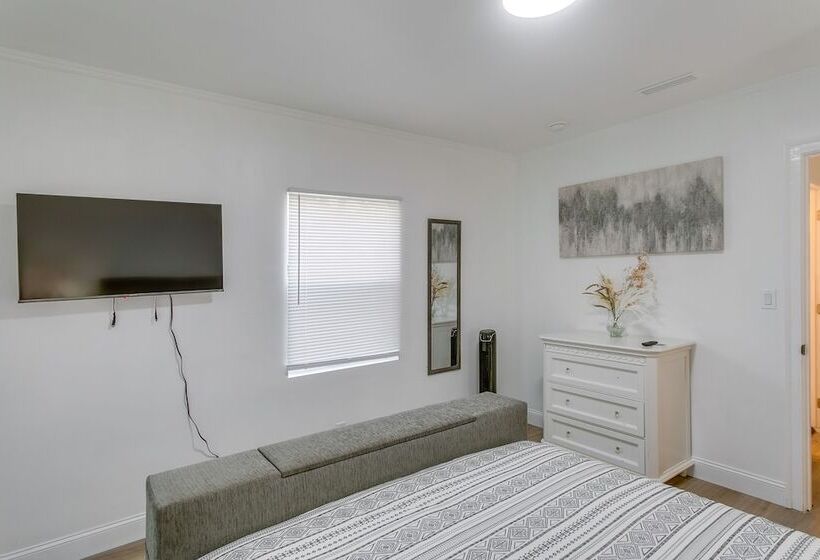 Charming Valdosta Home W/ Deck & Outdoor Dining!