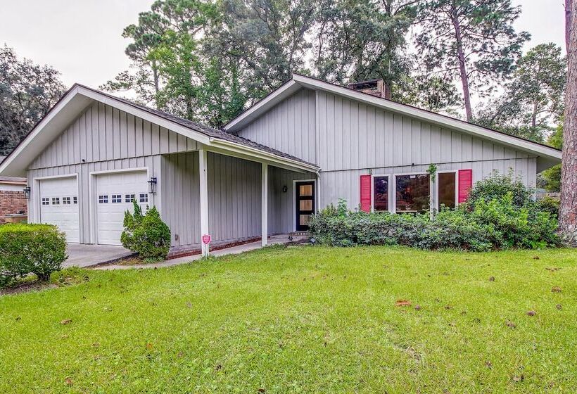 Chic Georgia Abode W/ Lounge Living: Near Beaches!