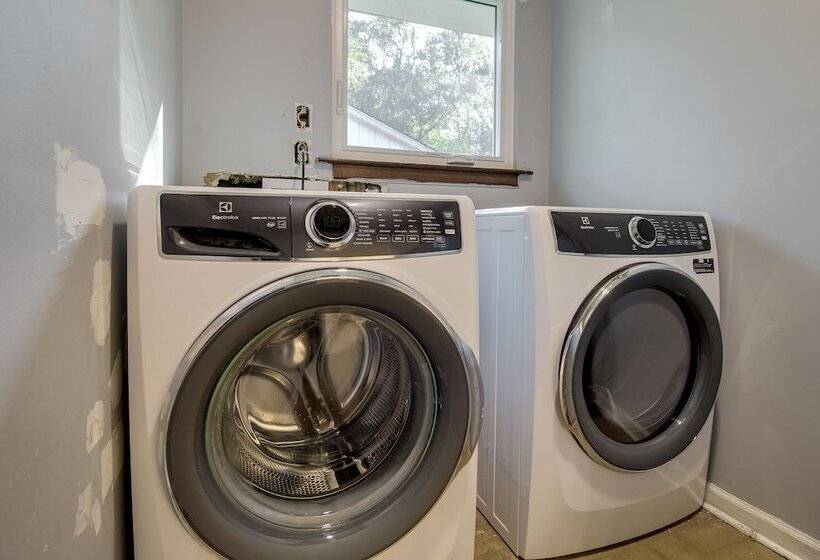 Chic Georgia Abode W/ Lounge Living: Near Beaches!