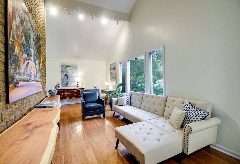 Chic Georgia Abode W/ Lounge Living: Near Beaches!