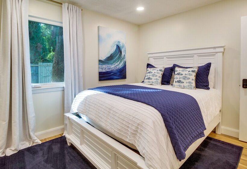 Chic Georgia Abode W/ Lounge Living: Near Beaches!