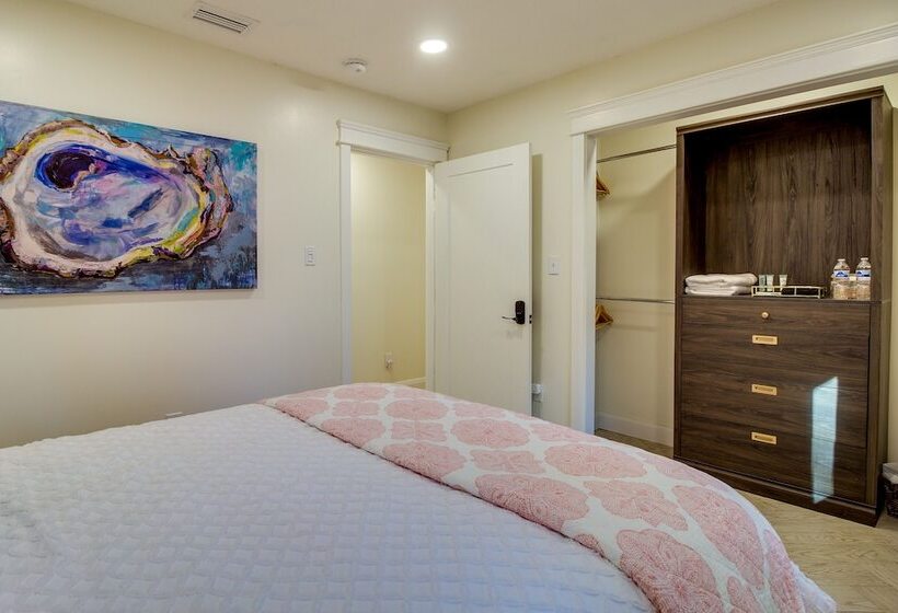 Chic Georgia Abode W/ Lounge Living: Near Beaches!