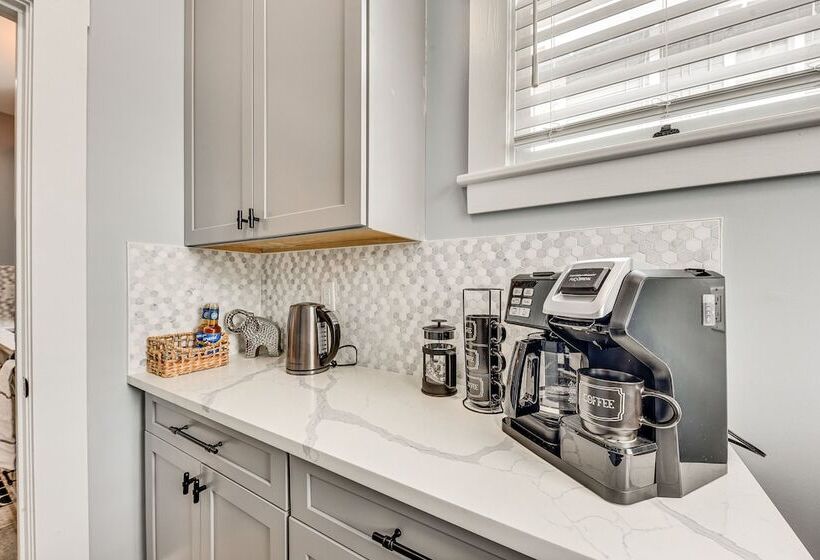 Chic Jacksonville Getaway, Walk To River & Parks!