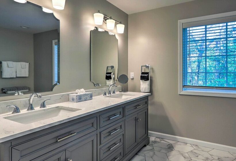 Chic Lake Sinclair Retreat With Dock & Hot Tub!