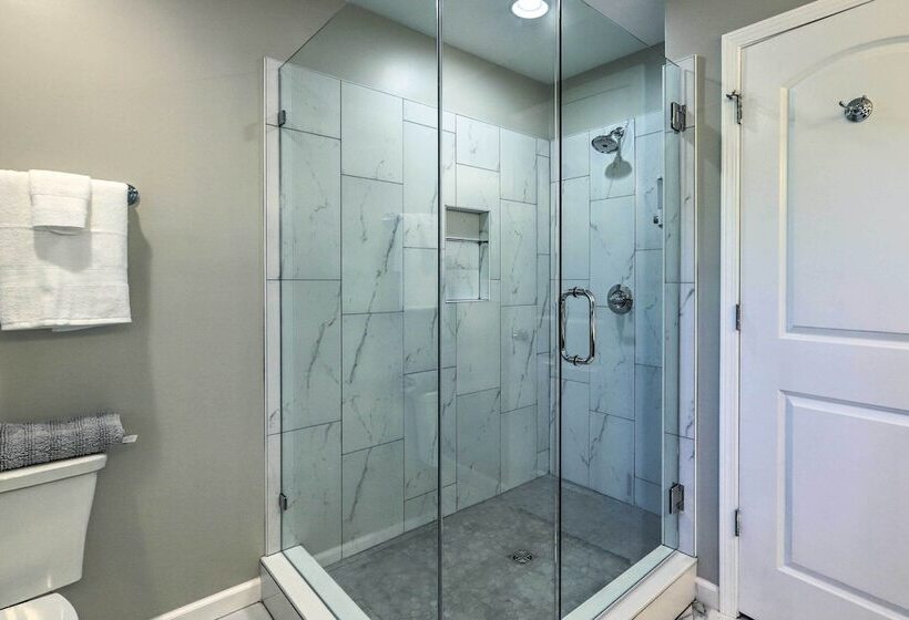 Chic Lake Sinclair Retreat With Dock & Hot Tub!