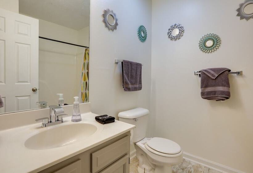 Chic Lexington Home W/ Deck ~ 5 Mi To Downtown!