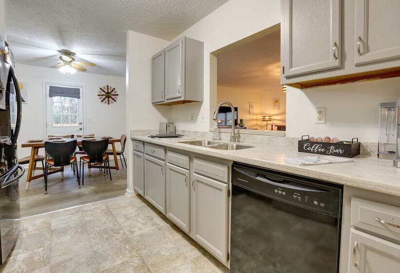 Chic Lexington Home W/ Deck ~ 5 Mi To Downtown!