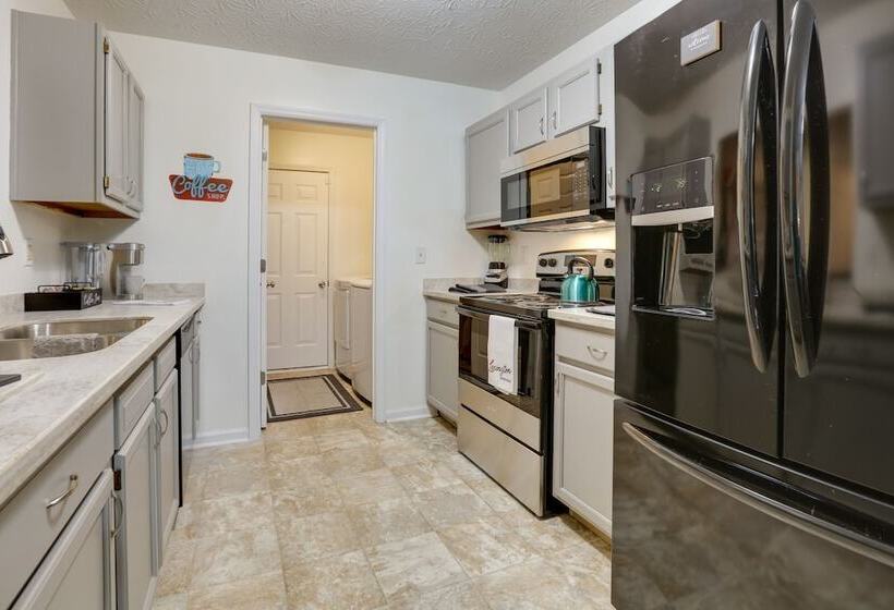 Chic Lexington Home W/ Deck ~ 5 Mi To Downtown!