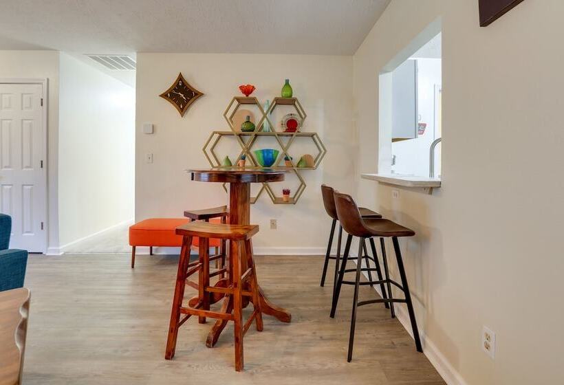 Chic Lexington Home W/ Deck ~ 5 Mi To Downtown!