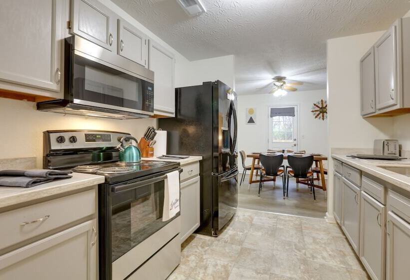 Chic Lexington Home W/ Deck ~ 5 Mi To Downtown!