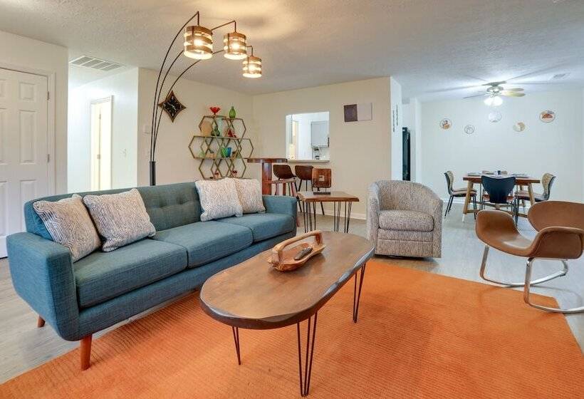 Chic Lexington Home W/ Deck ~ 5 Mi To Downtown!