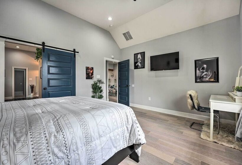 Chic Memphis Home W/ Deck ~ 2 Mi To Dtwn!