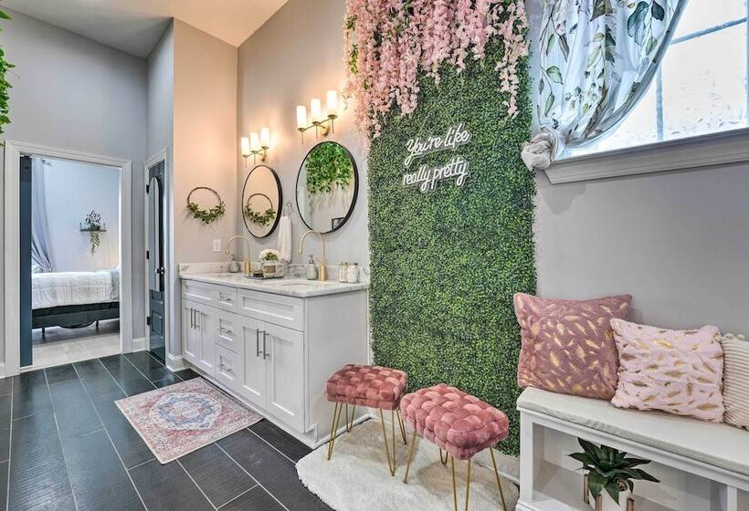 Chic Memphis Home W/ Deck ~ 2 Mi To Dtwn!