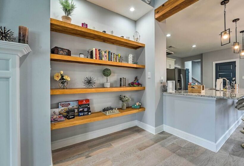 Chic Memphis Home W/ Deck ~ 2 Mi To Dtwn!