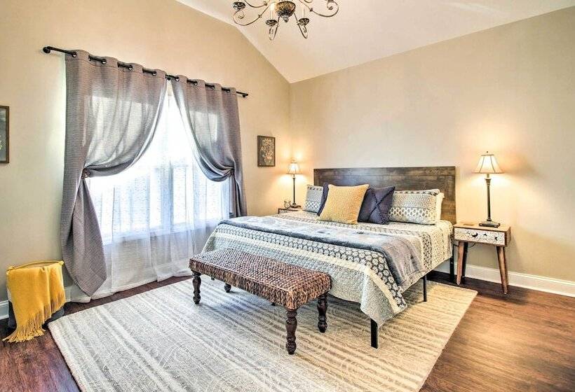 Chic Thomas Square Home In Walkable Location!