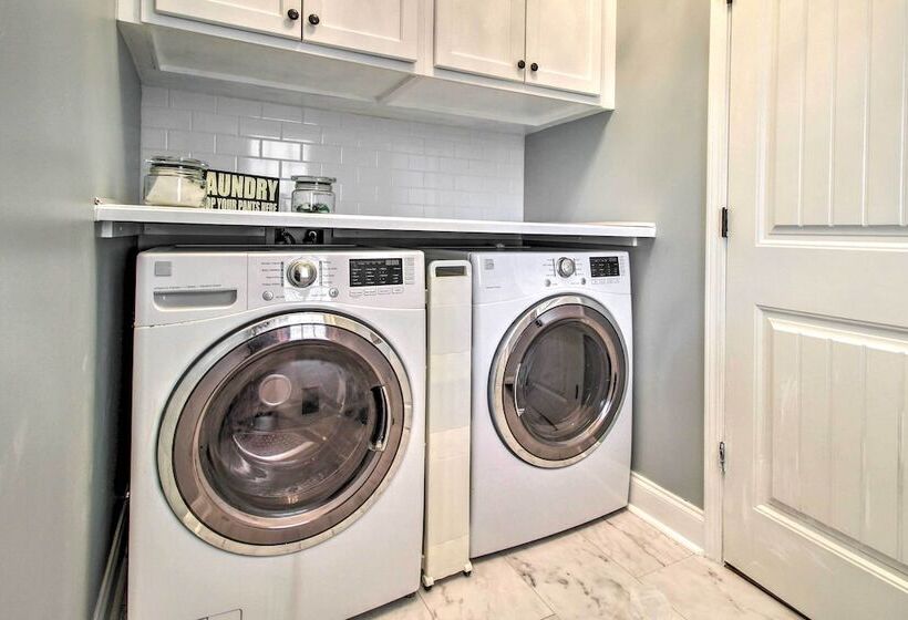 Chic Thomas Square Home In Walkable Location!