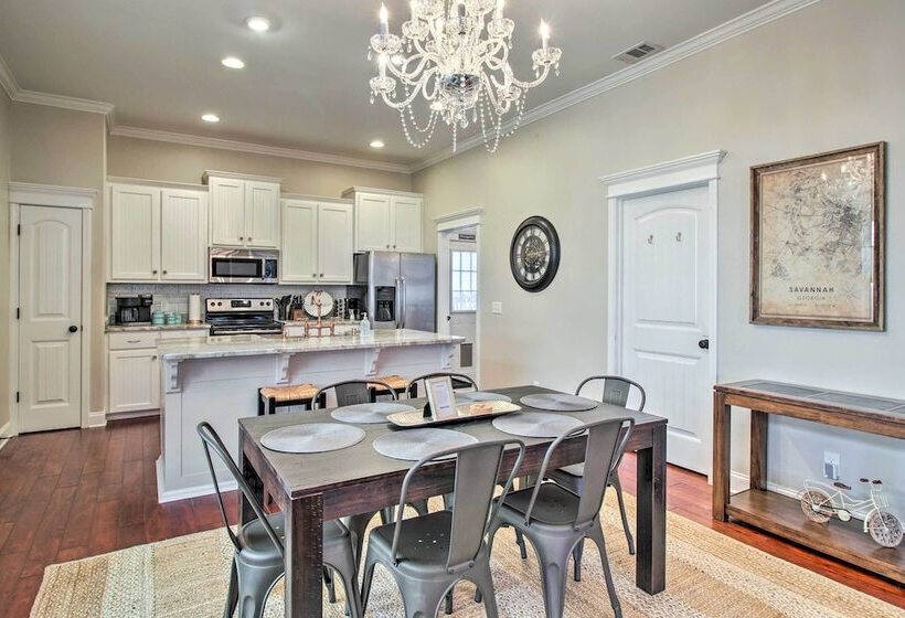 Chic Thomas Square Home In Walkable Location!