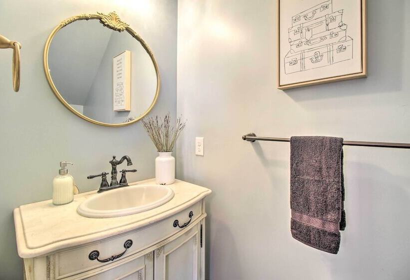 Chic Thomas Square Home In Walkable Location!