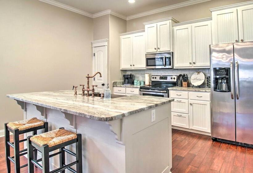 Chic Thomas Square Home In Walkable Location!