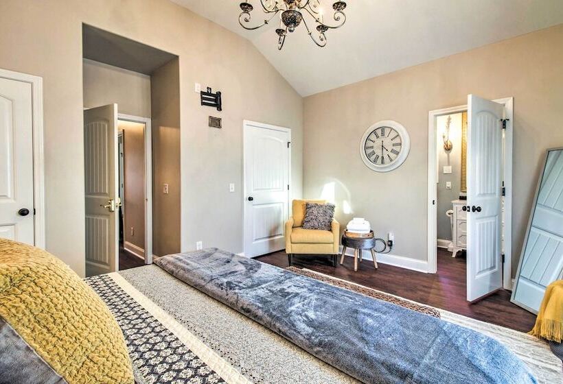 Chic Thomas Square Home In Walkable Location!