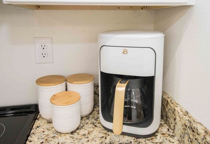 Chic Thomasville Home: Walk To Downtown!