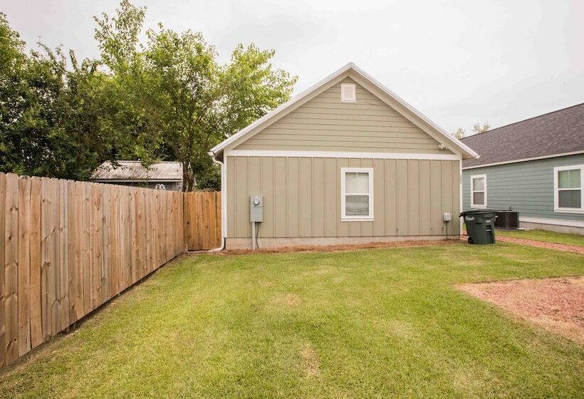 Chic Thomasville Home: Walk To Downtown!