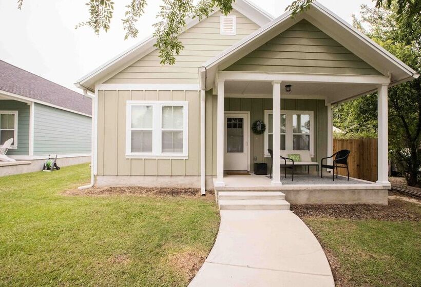 Chic Thomasville Home: Walk To Downtown!