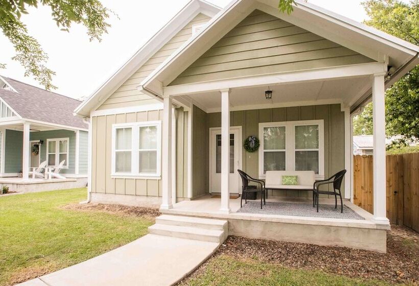 Chic Thomasville Home: Walk To Downtown!