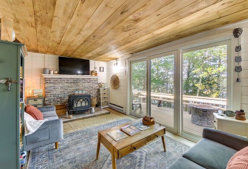 China Lake Retreat: Kayaks, Grill & Fireplace!