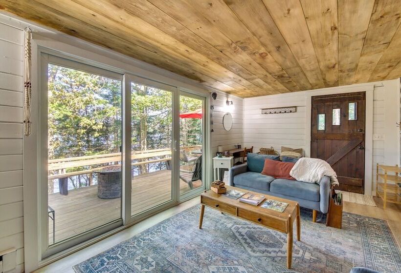 China Lake Retreat: Kayaks, Grill & Fireplace!