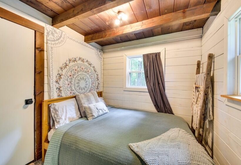 China Lake Retreat: Kayaks, Grill & Fireplace!