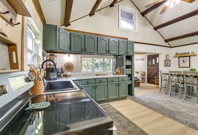 China Lake Retreat: Kayaks, Grill & Fireplace!