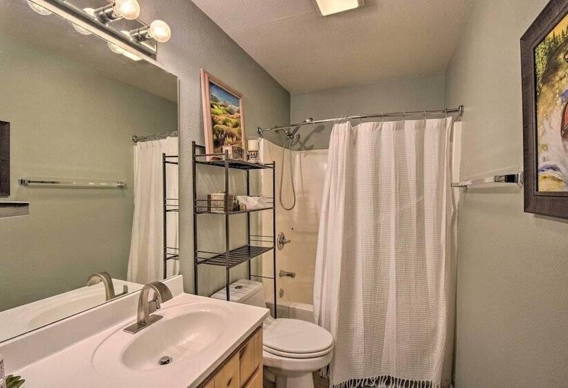 Classy Clayton Home W/ Views < 1 Mi To Downtown!