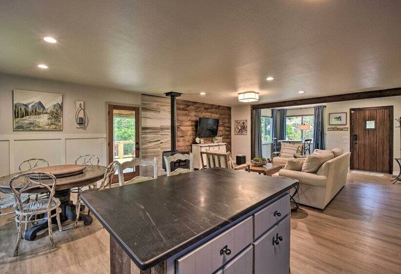 Classy Clayton Home W/ Views < 1 Mi To Downtown!