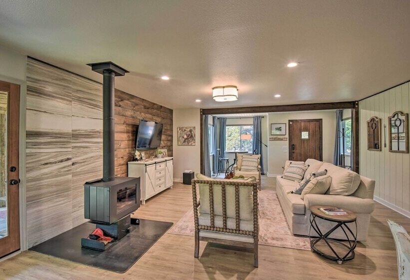 Classy Clayton Home W/ Views < 1 Mi To Downtown!