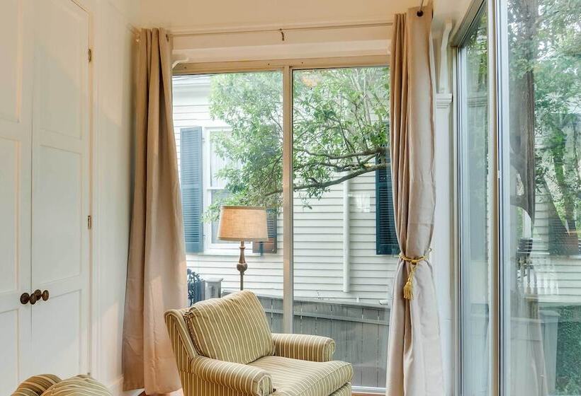 Comfy Central Natchez Hideaway: Walk To Dtwn!